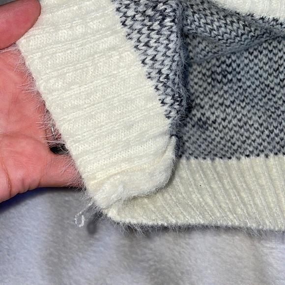 Shein Jacquard-Knot Snowflake Sweater - Small - Picture 4 of 5